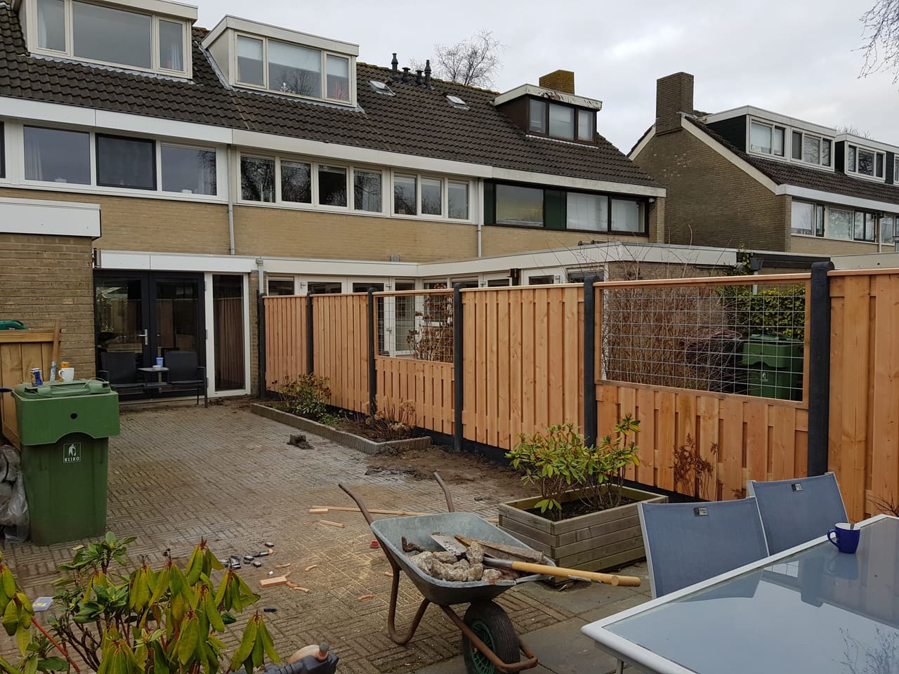 Douglas schutting met gaas en betonpalen — foto 5