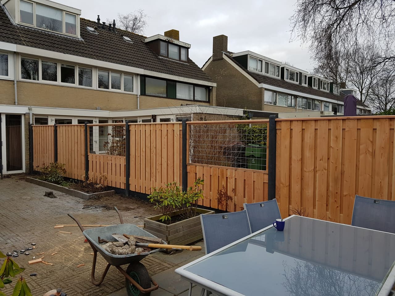 Douglas schutting met gaas en betonpalen — foto 6