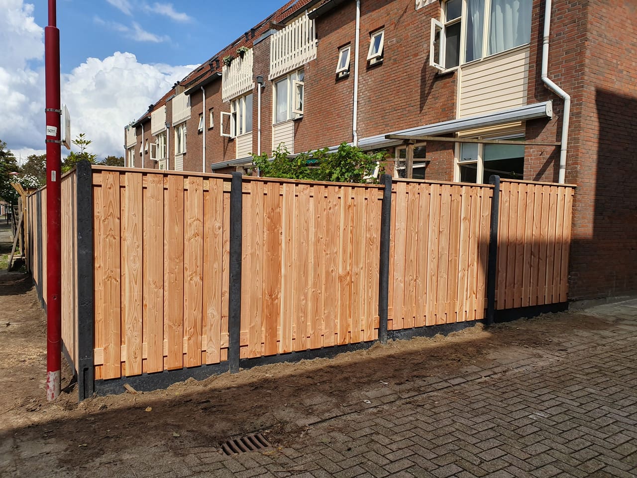 Hoe hoog mag een schutting zijn? De regels voor achtertuin, voortuin en erfgrens