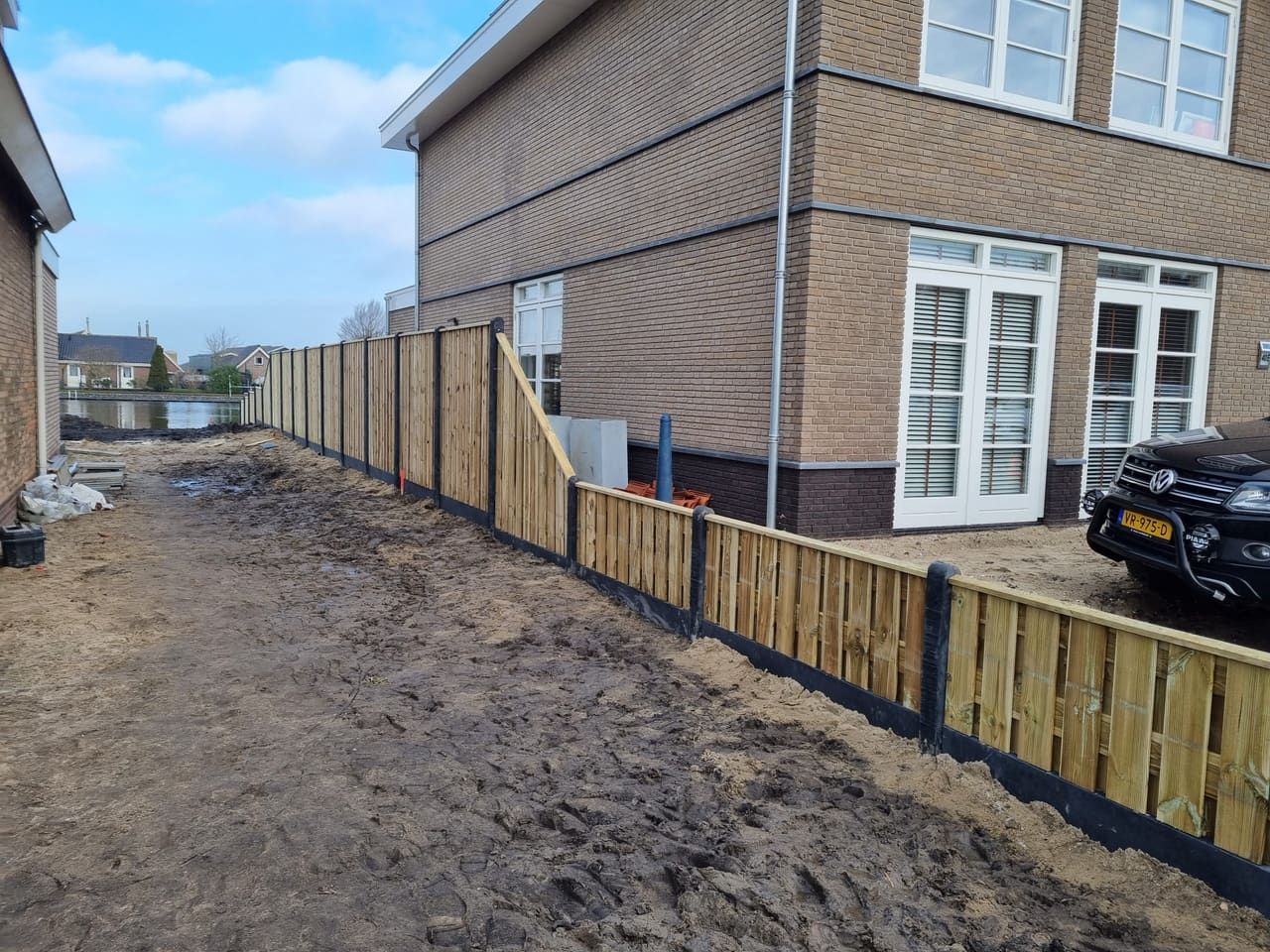 Grenen schutting met schuine delen