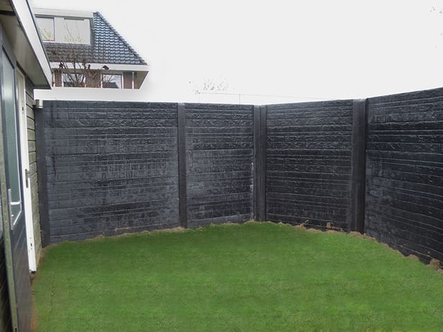 Betonnen schutting zwart