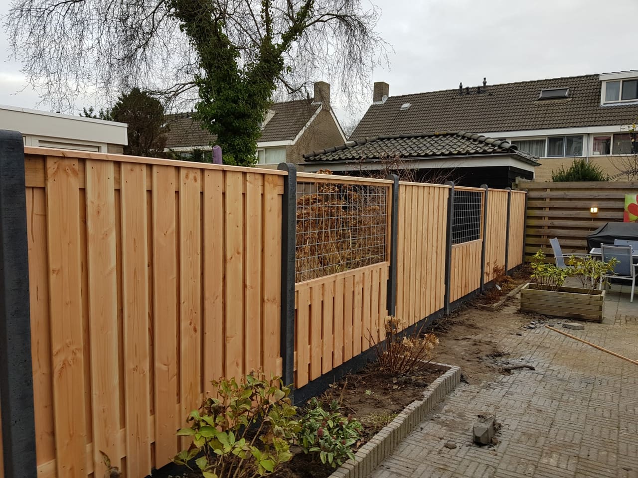 Douglas schutting met gaas en betonpalen