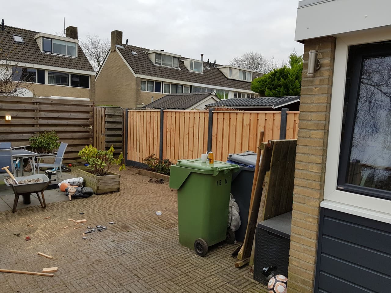 Douglas schutting met gaas en betonpalen — foto 3