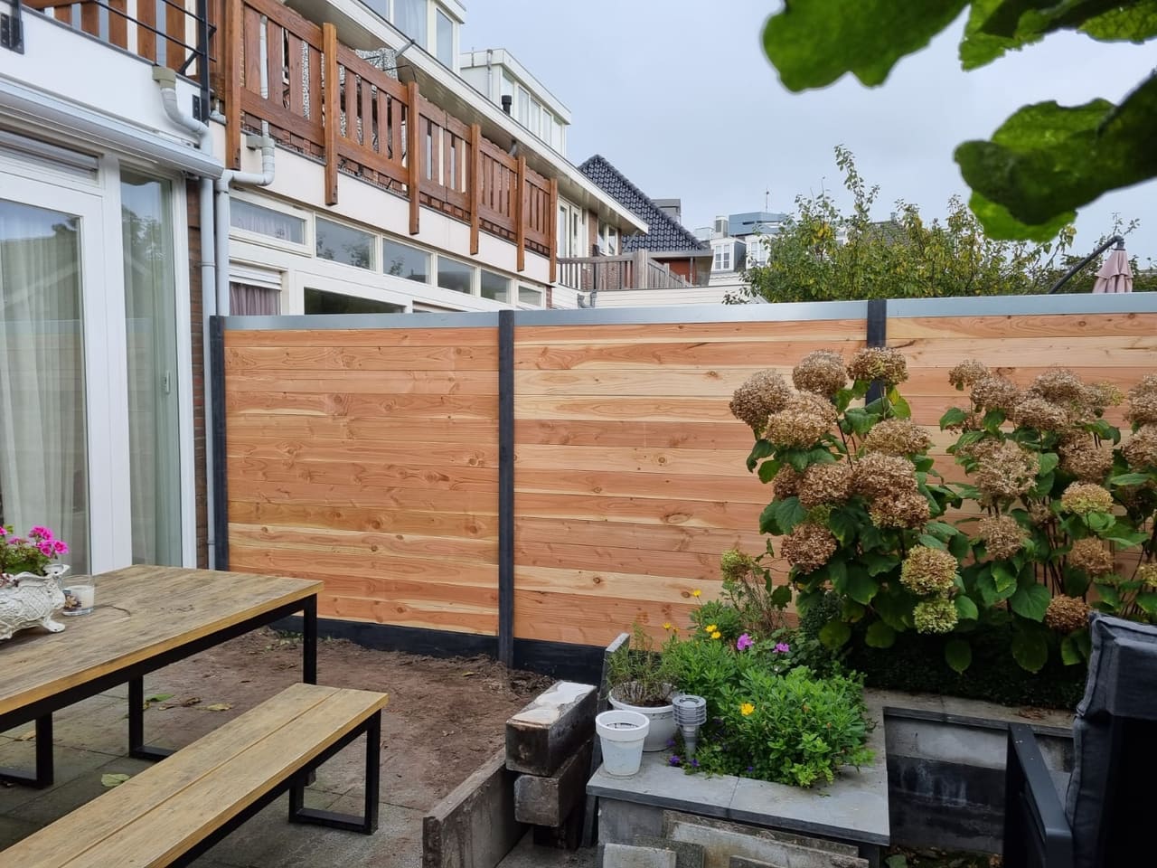 Horizontale douglas schutting met antraciet betonpalen