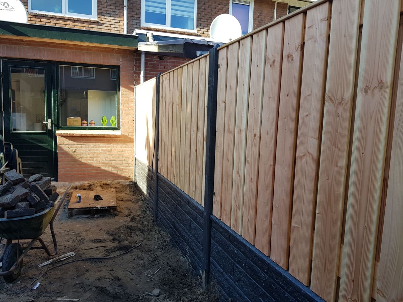 Hout-beton schutting met houten poort — foto 2