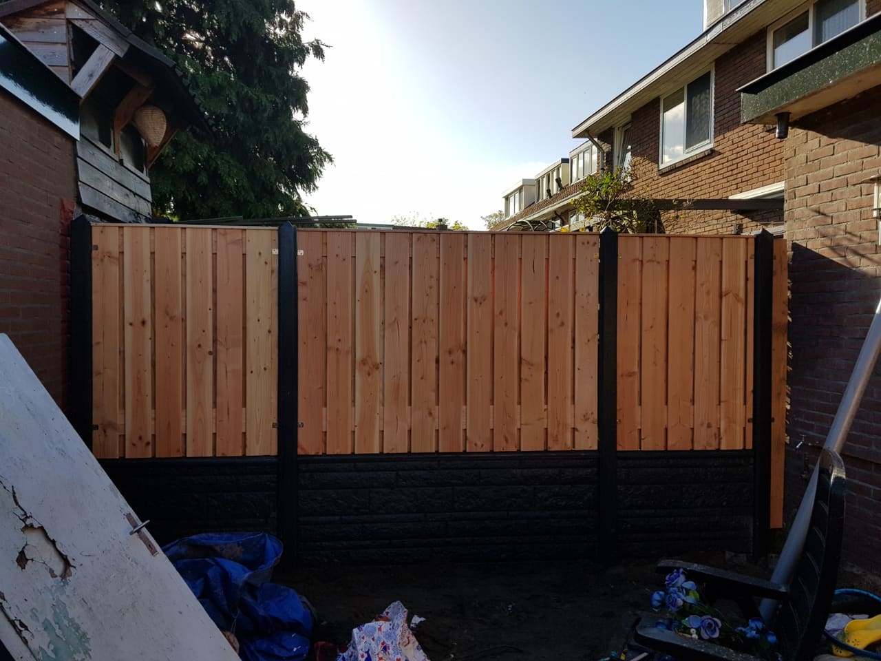 Hout-beton schutting met houten poort — foto 3