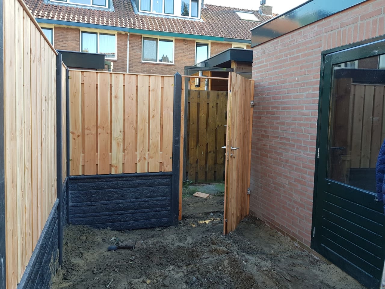 Hout-beton schutting met houten poort — foto 4