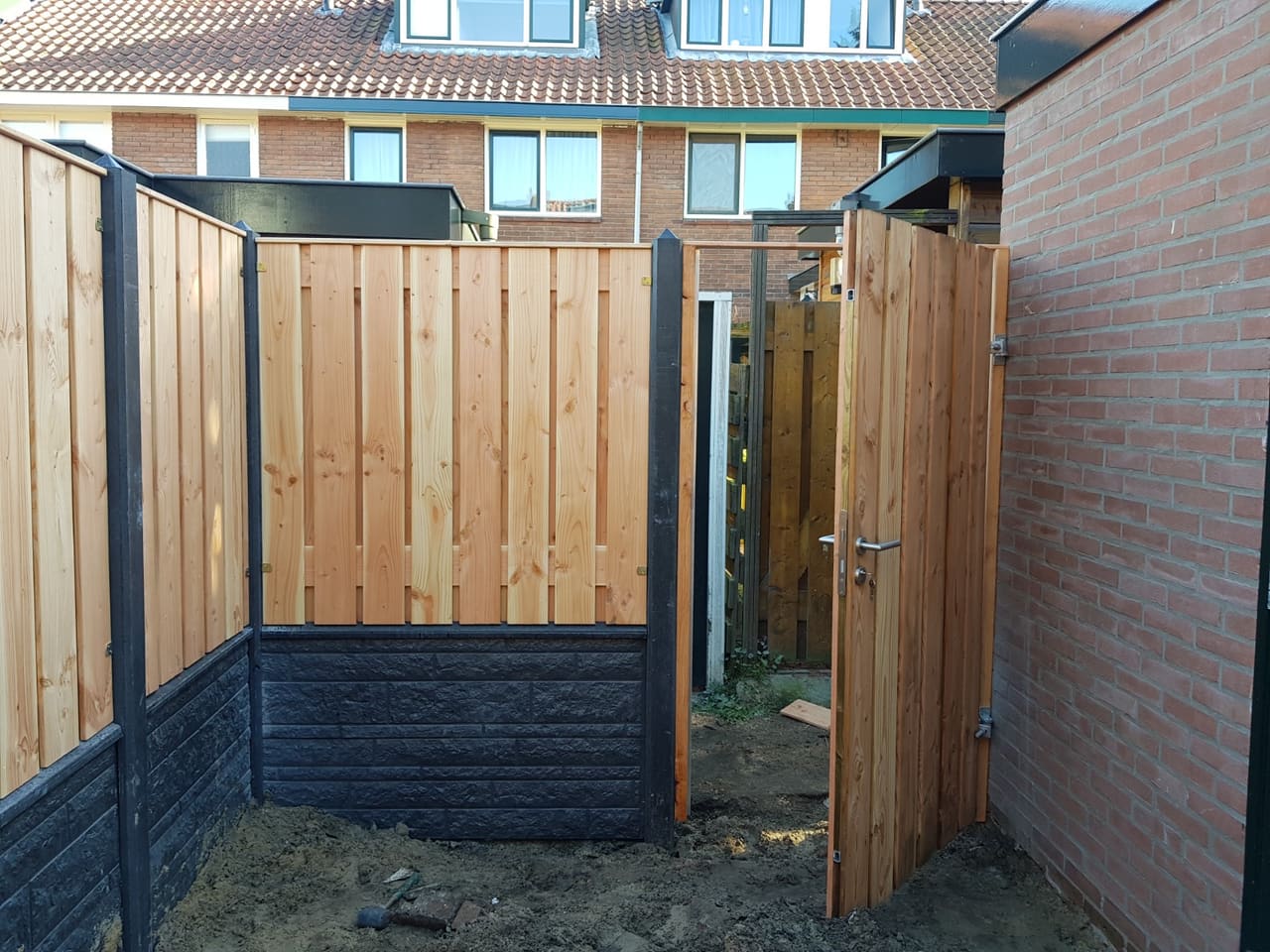 Hout-beton schutting met houten poort — foto 5