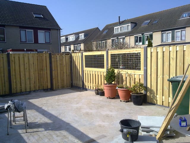 Houten schutting met gaas