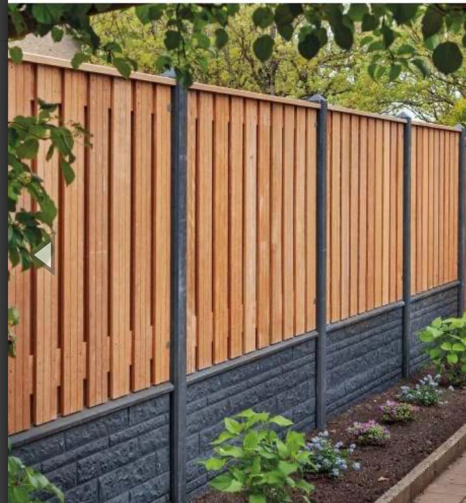 Hout- en betonschutting met steenmotief